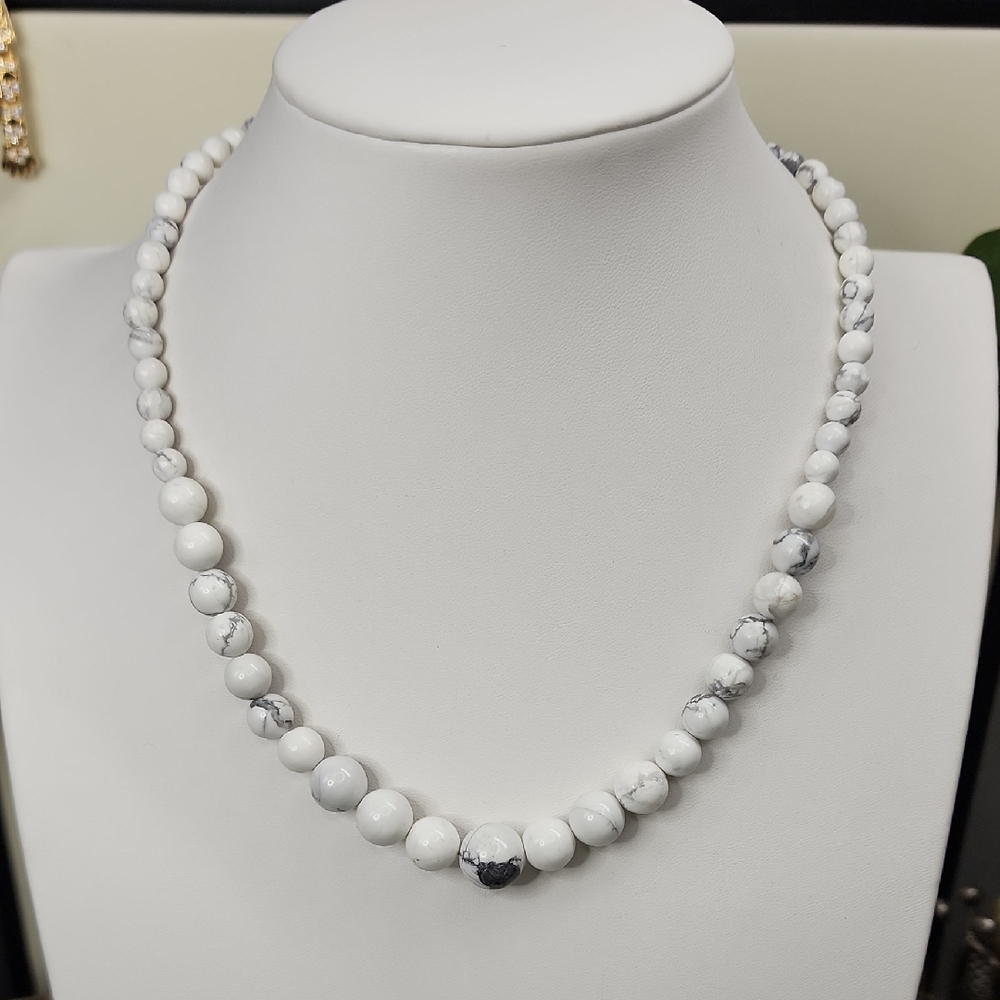 Vtg Natural Howlite Beaded Necklace 16"